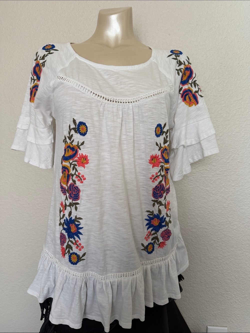 Neiman Marcus White Embroidered Floral Ruffle Peasant Top